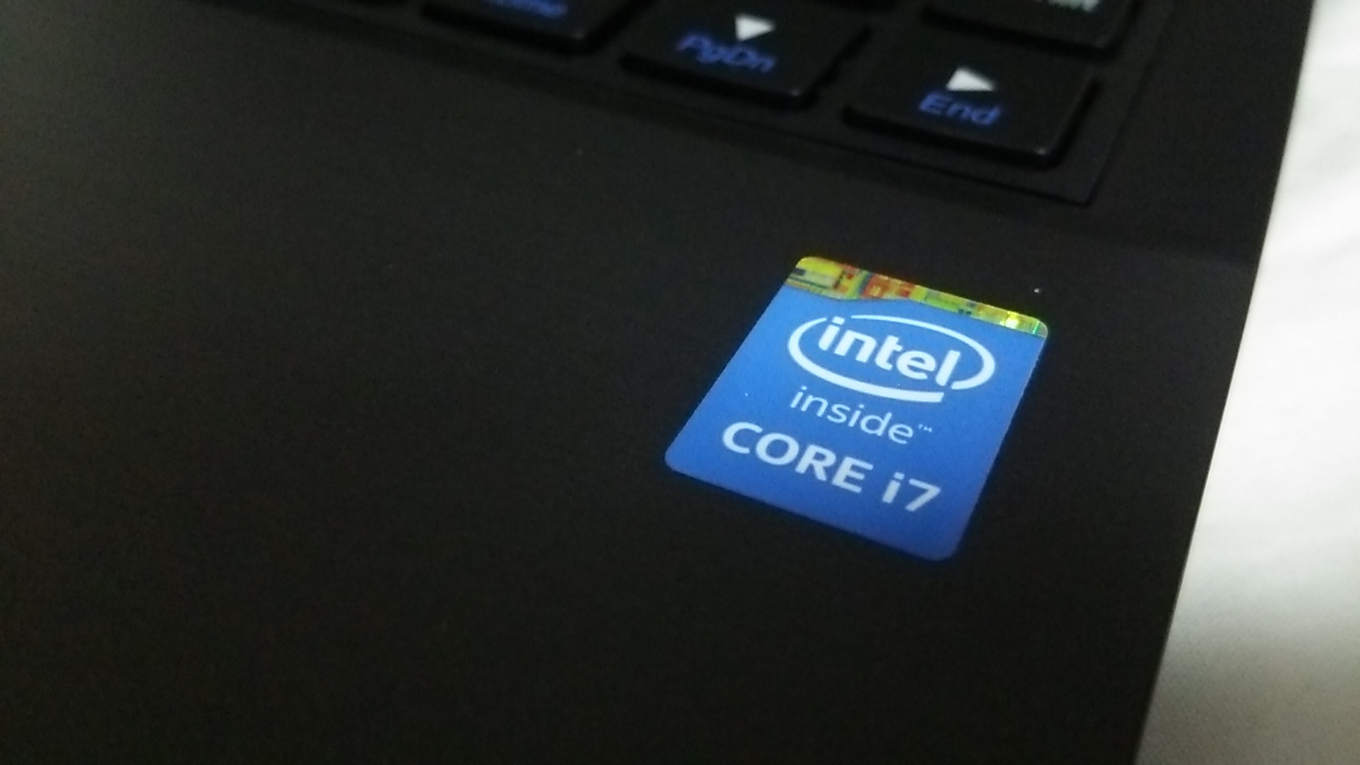 マウスコンピューターLuvBook J外観(Intel Core i7ロゴ)