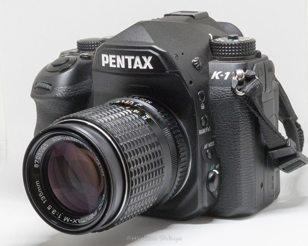 smc PENTAX-M 135mm F3.5の外観④ PENTAX K-1に装着した状態